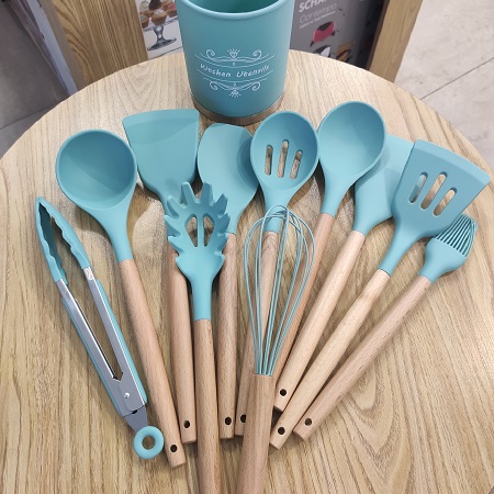 ابزار آشپزی سیلیکونی: کفگیر، قاشق، ملاقه و برس‌ های مقاوم